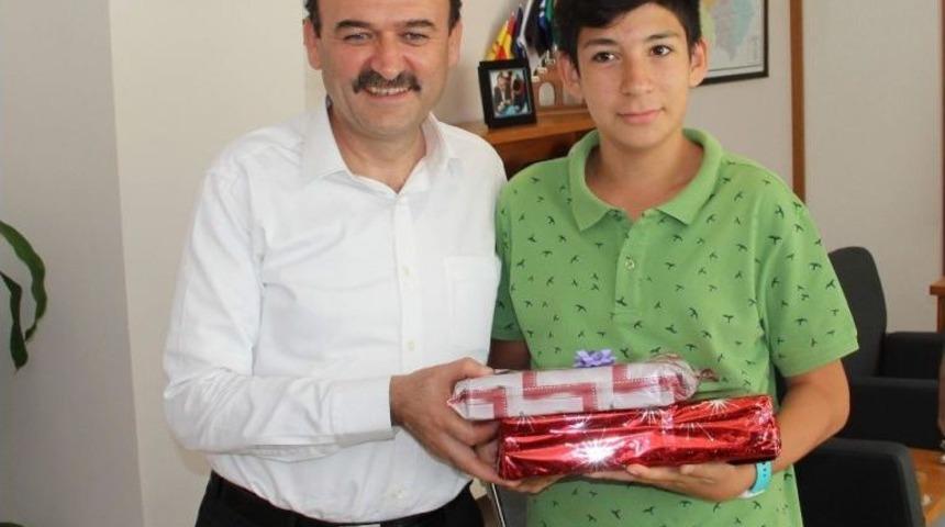 İl Milli Eğitim M&uuml;d&uuml;r&uuml; &Ccedil;andıroğlu T&uuml;rkiye Birincisini &Ouml;d&uuml;llendirdi