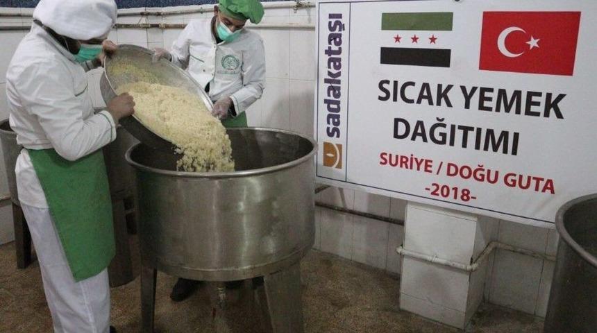 Sadakataşı’ndan Doğu Guta’daki Ailelere Sıcak Yemek Yardımı
