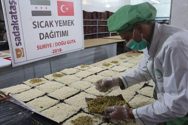 Sadakataşı’ndan Doğu Guta’daki Ailelere Sıcak Yemek Yardımı