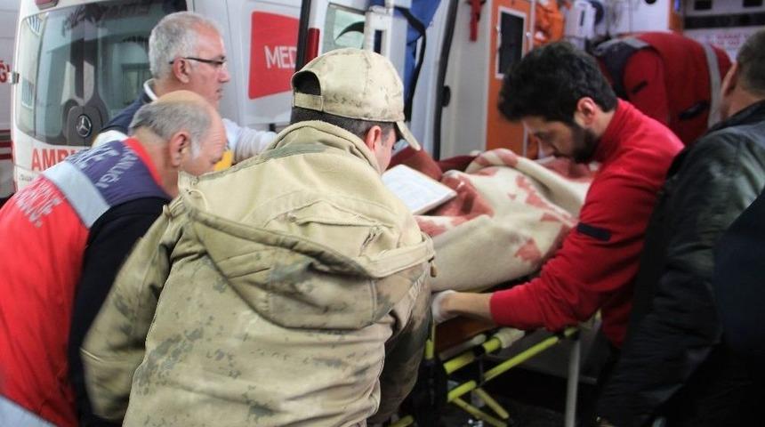 Kazaya Giden Askeri Araca Tır &Ccedil;aptı: 6 Yaralı