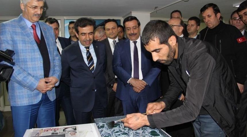 Vali Güzeloğlu Yükümlülerle Birlikte Türkü Söyledi