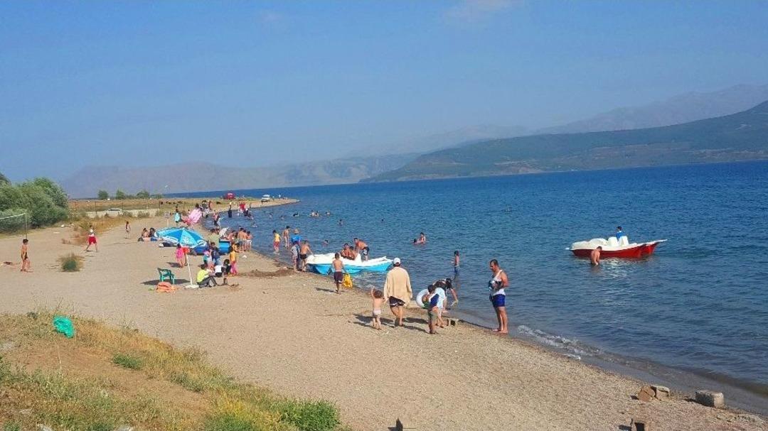 Sıcaktan Bunalanlar Kendini Van G&ouml;l&uuml;&rsquo;n&uuml;n Serin Sularına Bırakıyor