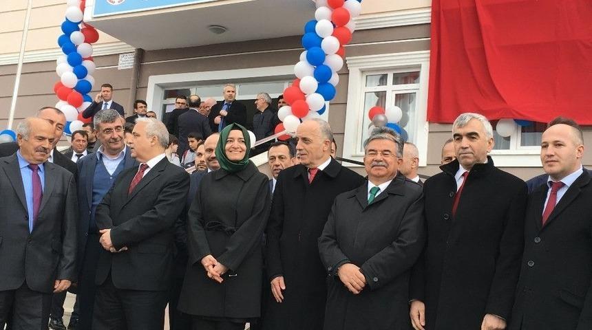 Bakanlar Maden Şehitleri İ&ccedil;in Soma&rsquo;da Okul A&ccedil;tı