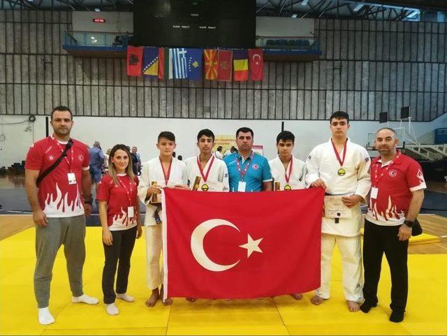 Balkan 2.’si Judocu, Müdür Arıcıoğlu’nu Ziyaret Etti