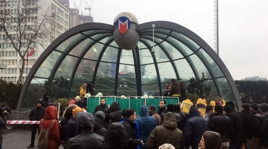 İt&uuml;-ayazağa Metrosunun Y&uuml;r&uuml;yen Merdiveninde G&ouml;&ccedil;me Meydana Geldi