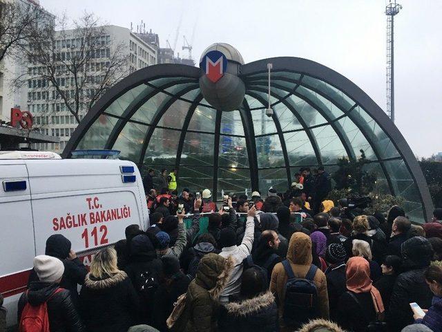 İt&uuml;-ayazağa Metrosunun Y&uuml;r&uuml;yen Merdiveninde G&ouml;&ccedil;me Meydana Geldi 1