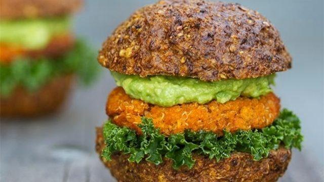 Tatlı Patates ve Kinoalı Burger