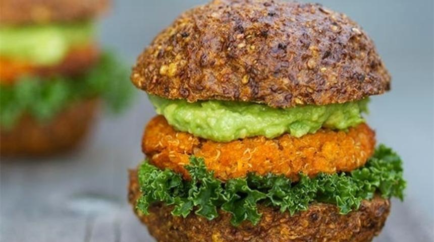 Tatlı Patates ve Kinoalı Burger