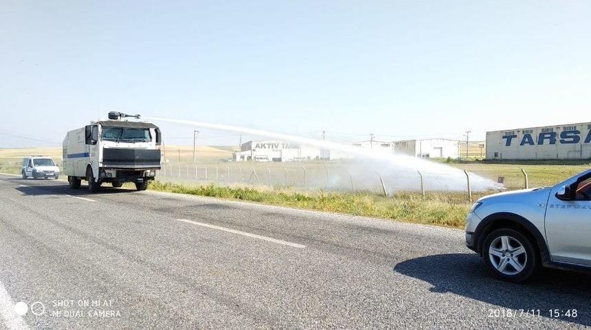 Polis Ekipleri Tarla Yangınına Toma İle M&uuml;dahale Etti