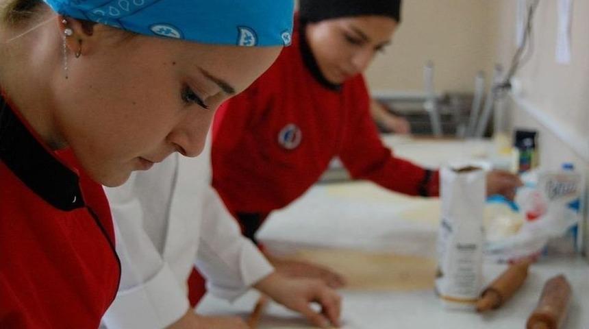 K&uuml;lt&uuml;rel Yemeklerimiz Yozlaşmanın Kurbanı