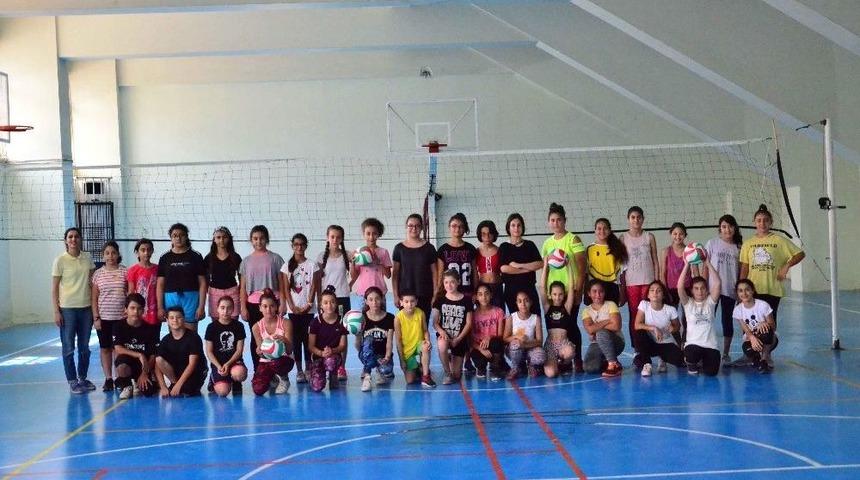 Adana&rsquo;da Voleybol İl Spor Okulları&rsquo;na 380 Sporcu Katılıyor