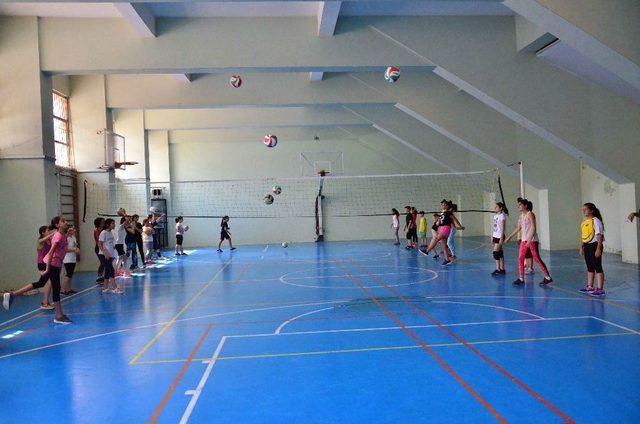 Adana’da Voleybol İl Spor Okulları’na 380 Sporcu Katılıyor