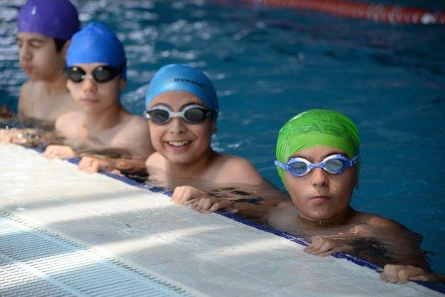 Pursaklar Belediyesinin Y&uuml;zme Kursuna B&uuml;y&uuml;k İlgi 1