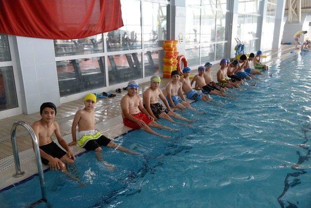 Pursaklar Belediyesinin Y&uuml;zme Kursuna B&uuml;y&uuml;k İlgi 2