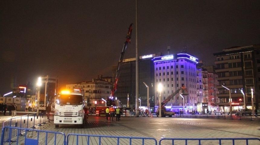 Taksim&rsquo;de Atıl Durumdaki Aydınlatma Direkleri Kaldırıldı