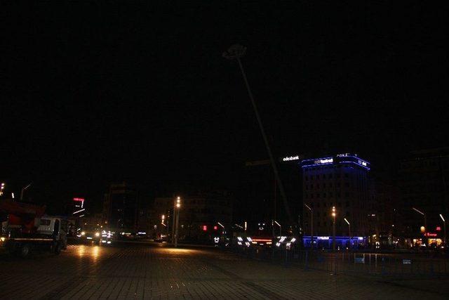 Taksim’de Atıl Durumdaki Aydınlatma Direkleri Kaldırıldı