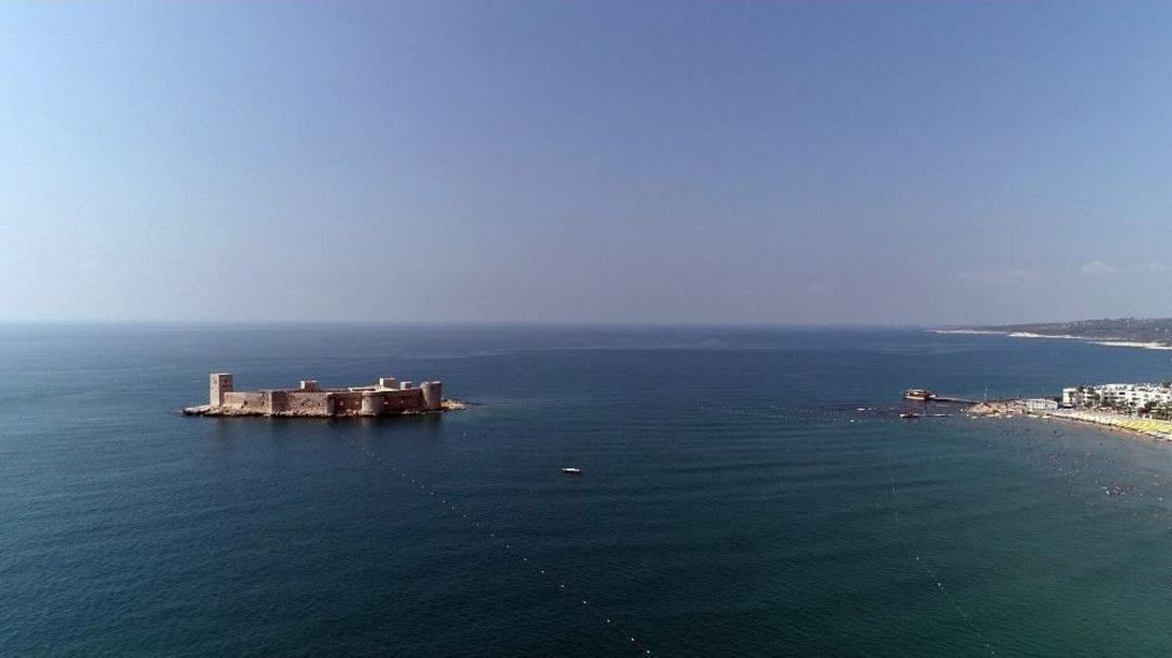 (&ouml;zel) Denizin Ortasındaki 2 Bin 400 Yıllık Kale B&uuml;y&uuml;l&uuml;yor