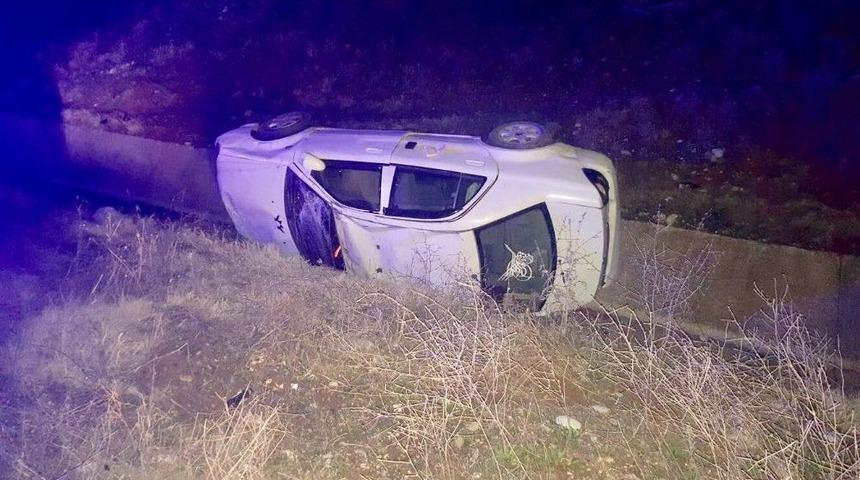 Otomobil Su Kanalına Devrildi : 1 &Ouml;l&uuml;