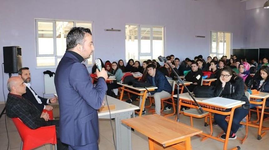 Baro Başkanı Akt&uuml;rk Gen&ccedil;lerle S&ouml;yleşi Programı Yaptı