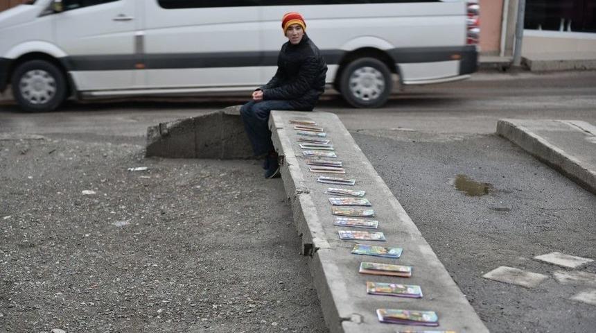 Lise &Ouml;ğrencisi Babasına Yakılması İ&ccedil;in Verilen Kitapları Satarak Har&ccedil;lığını &Ccedil;ıkartıyor