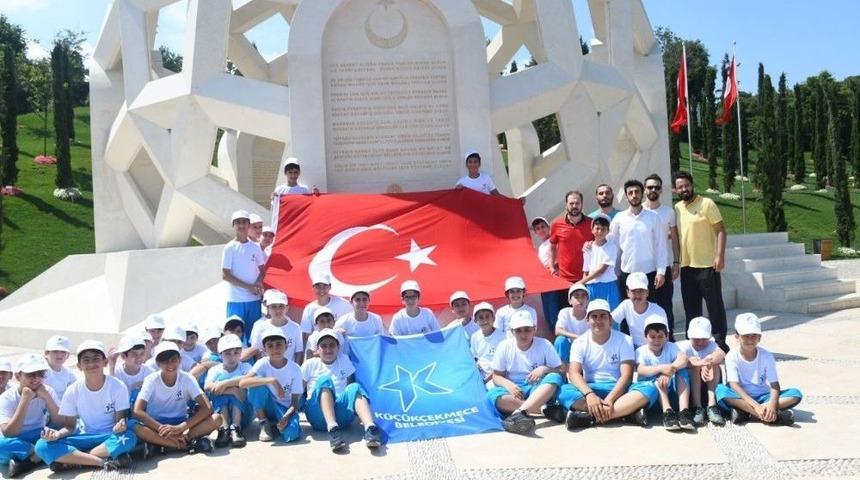 K&uuml;&ccedil;&uuml;k&ccedil;ekmeceli &Ouml;ğrencilerden 15 Temmuz Şehitler Anıtı&rsquo;na Ziyaret