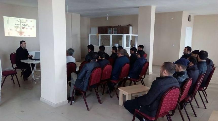 Tatvanlı &Ccedil;ift&ccedil;ilere Meyve Ağacı Budama Eğitimi