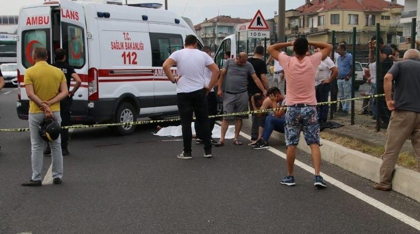 &Uuml;st Ge&ccedil;it Yerine Yoldan Ge&ccedil;meye &Ccedil;alışan Gence Kargo Kamyonu &Ccedil;arptı