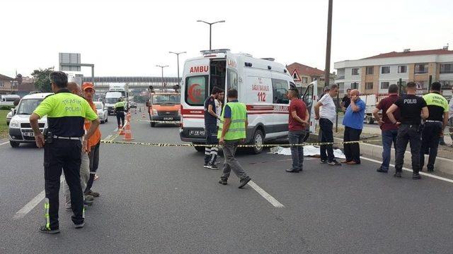 Üst Geçit Yerine Yoldan Geçmeye Çalışan Gence Kargo Kamyonu Çarptı