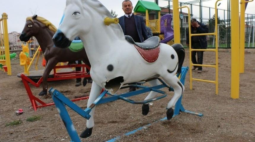 Çocuk Parkı Ve Halı Sahaya Zarar Verdiler