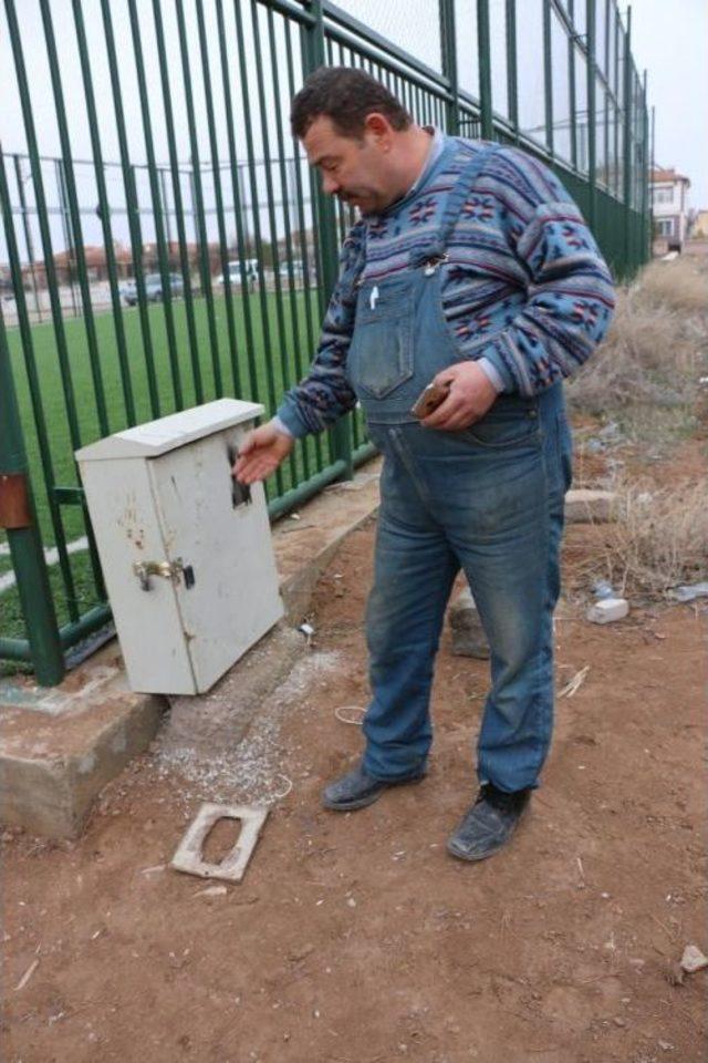Çocuk Parkı Ve Halı Sahaya Zarar Verdiler 1