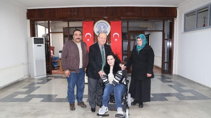 Başkan &Ouml;zakcan Bedensel Engelli Rabia&rsquo;nın Y&uuml;z&uuml;n&uuml; G&uuml;ld&uuml;rd&uuml;