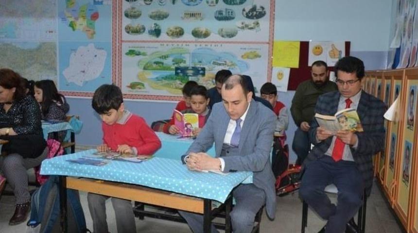 Kaymakam Pamuk &Ouml;ğrencilerle Aynı Sırada Oturup Kitap Okudu