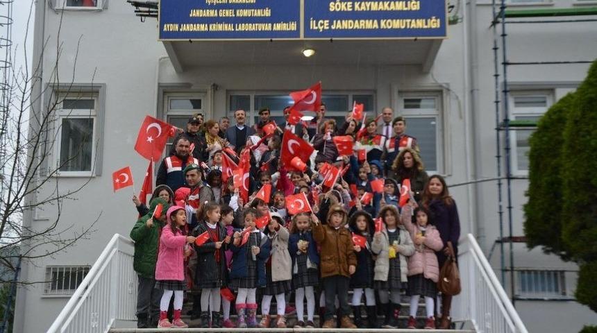 S&ouml;ke&rsquo;de &Ouml;ğrencilerden Jandarmaya Moral Ziyareti