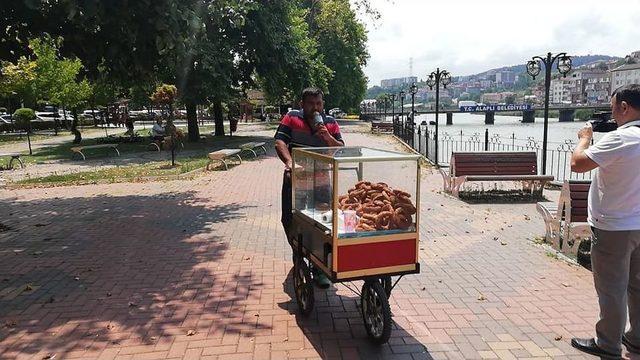 Simitçiden Karaoke Mikrofonlu Pazarlama Taktiği