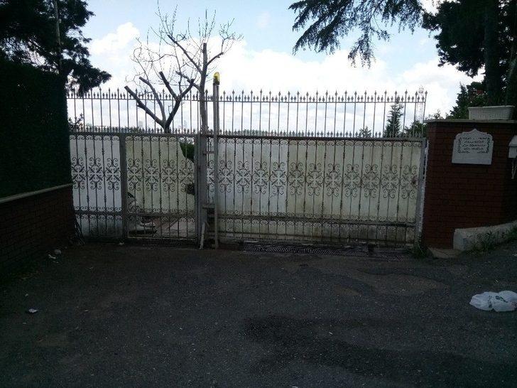 Adnan Oktar’ın Kedicikleri Gitti, Villanın Önündeki Köpek Kaldı G2