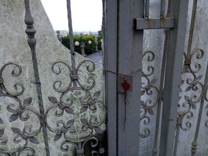 Adnan Oktar’ın Kedicikleri Gitti, Villanın Önündeki Köpek Kaldı G4