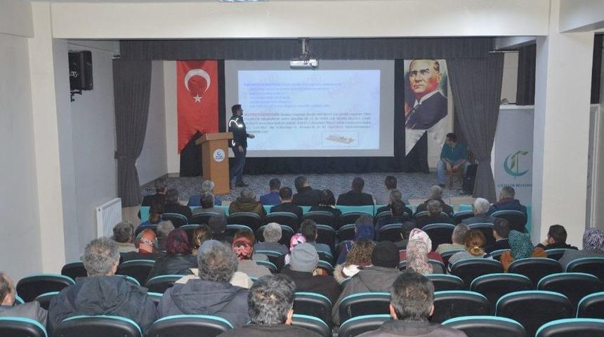 &Ccedil;ifteler&rsquo;de &rsquo;uyuşturucu Kullanımı Ve Madde Bağımlılığı&rsquo; Konferansı D&uuml;zenlendi
