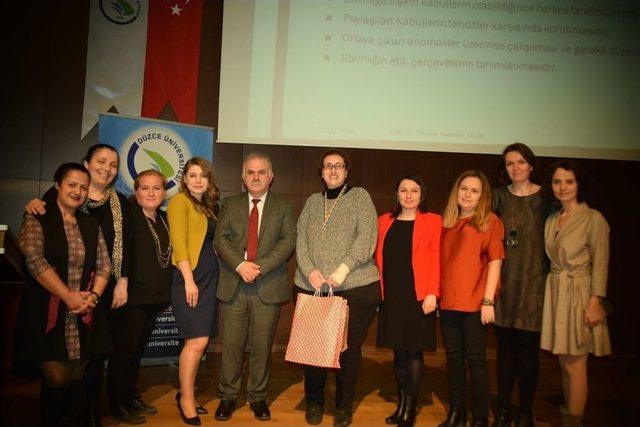 Düzce Üniversitesi’nde Hemşirelerin Mesleki Özerkliği Konuşuldu