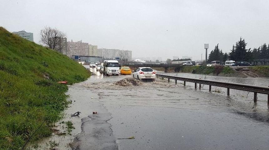 Yoğun Yağış Nedeniyle Yollar G&ouml;le D&ouml;nd&uuml;, S&uuml;r&uuml;c&uuml;ler Zor Anlar Yaşadı