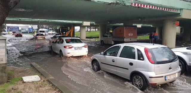 Yoğun Yağış Nedeniyle Yollar Göle Döndü, Sürücüler Zor Anlar Yaşadı