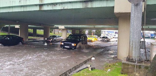 Yoğun Yağış Nedeniyle Yollar Göle Döndü, Sürücüler Zor Anlar Yaşadı