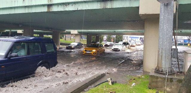 Yoğun Yağış Nedeniyle Yollar Göle Döndü, Sürücüler Zor Anlar Yaşadı