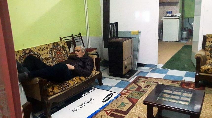 Komşularının Hareketsiz Yattığını Görünce Paniğe Kapıldılar