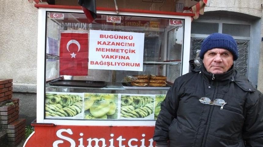 Burhaniyeli Simitçi Günlük Kazancını Mehmetçik Vakfına Bağışladı