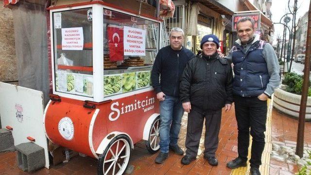 Burhaniyeli Simitçi Günlük Kazancını Mehmetçik Vakfına Bağışladı