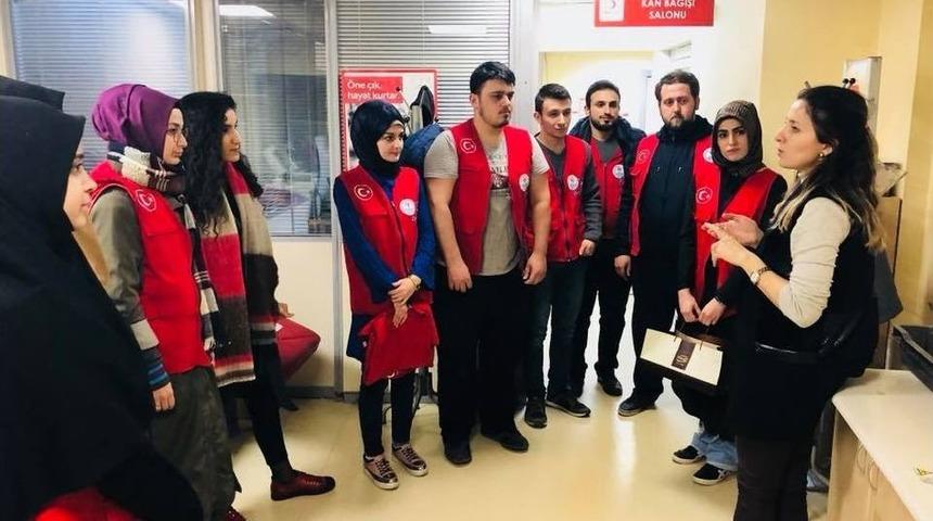 Gen&ccedil;lik Merkezi G&ouml;n&uuml;ll&uuml;lerinden Kan Bağışı