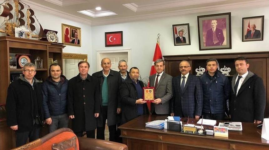 Başkan &Ouml;zkan&rsquo;a Teşekk&uuml;r Plaketi