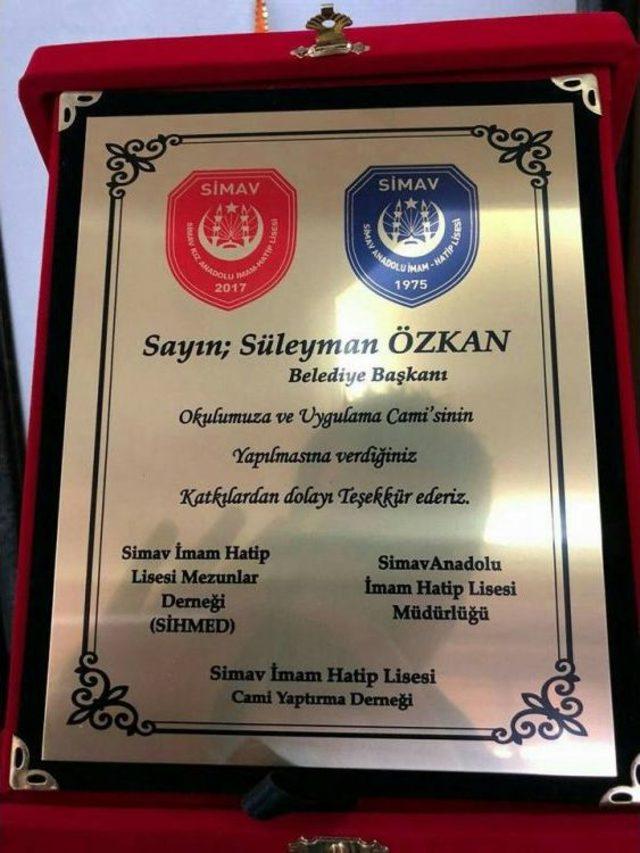 Başkan &Ouml;zkan&rsquo;a Teşekk&uuml;r Plaketi 2