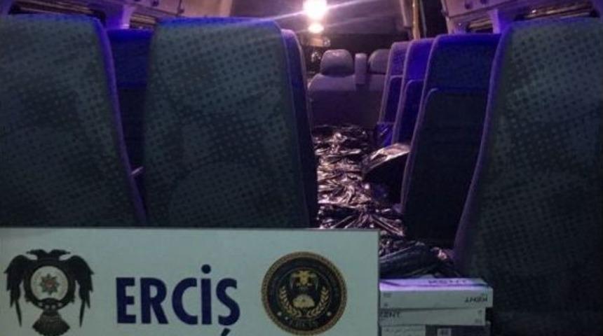 Erciş&rsquo;te Bir Minib&uuml;ste 7 Bin 795 Paket Ka&ccedil;a Sigara Ele Ge&ccedil;irildi