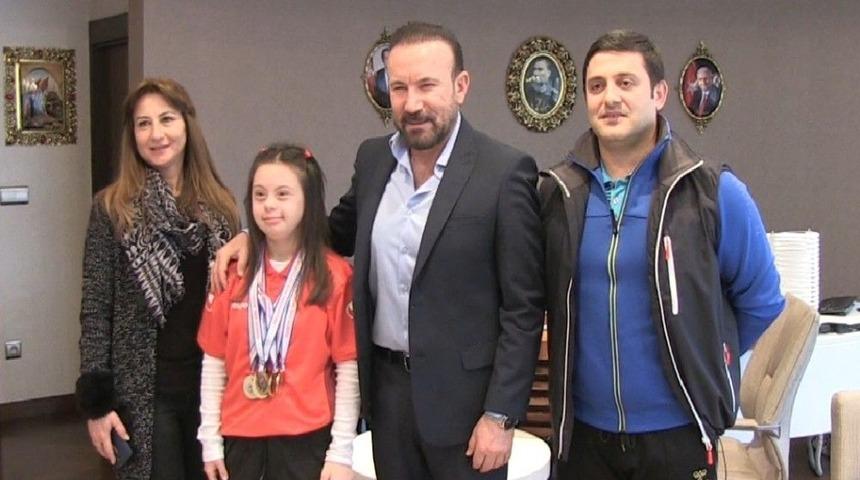 Başkan Doğan&rsquo;dan Şampiyon Y&uuml;z&uuml;c&uuml;y&uuml; Altın